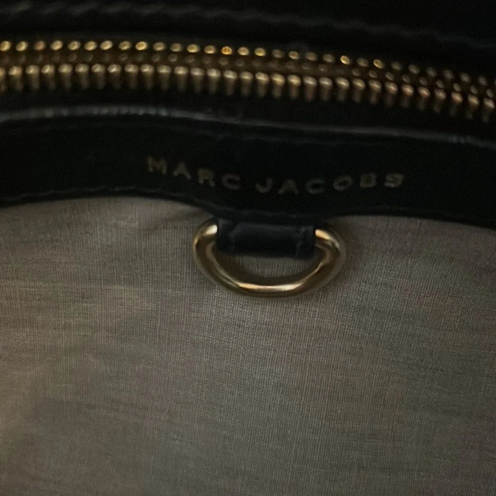 Black Marc Jacobs bag! Great shoulder bag with lots of room. A classic. - Picture 4 of 6